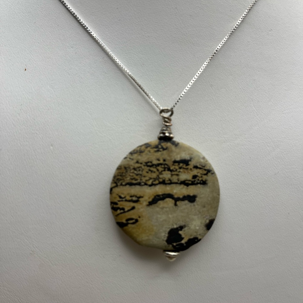 Elegant Stone Pendant Necklace - Picture 1 of 2